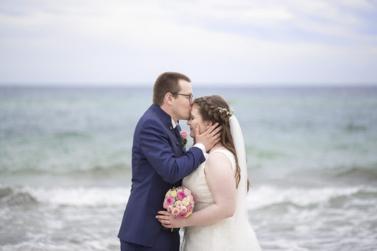 Karo und Jens Hochzeit am Meer mit Kuss